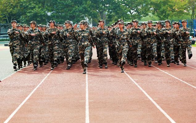 储建学院军训团女生方阵走过主席台 郑健摄